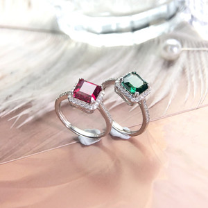 Anello in Argento Sterling 925 <span class=keywords><strong>con</strong></span> Rubino Sintetico Taglio Asscher, Smeraldo Zambiano <span class=keywords><strong>e</strong></span> Gemme Colorate <span class=keywords><strong>con</strong></span> Moissanite D VVS1 - Product Image 1