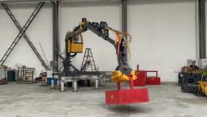 แท่นยืนทำงานแบบเคลื่อนที่ได้ 8.8 เมตร พร้อมอุปกรณ์ยกไฮดรอลิกในห้องโดยสาร บูมพับได้แบบยืดหด สำหรับจับไม้และหญ้า - Product Image 3