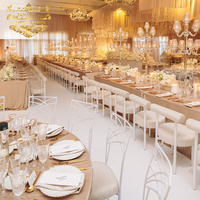 Chaises d'extérieur modernes pour événements de mariage, en métal durable avec cadre en fer et revêtement en velours blanc, idéales pour les hôtels
