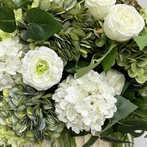 Arreglo Floral Moderno y Realista en Verde y Blanco con Helechos en Cascada, Decoración de Flores Artificiales Hechas a Mano para Jardín y Bodas - Product Image 3