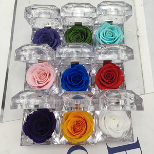 2025 Trending eterna rosa acrilico portagioie per la festa della mamma natale laurea Rose conservate anello di fiori per le donne - Product Image 2