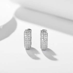 ต่างหูเงินแท้รุ่ยจวน คัฟ ประดับเพชรโมอิสซาไนต์ขนาดเล็ก - Product Image 1