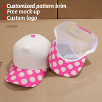 Gorra de béisbol de 5 paneles para mujer, rosa intenso, de algodón, con parches de lunares y visera estampada, estilo camionero, para exteriores, venta al por mayor y personalizada.
