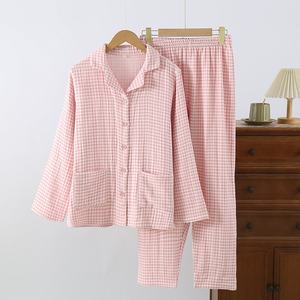 طقم بيجامة جديد للخريف والشتاء للزوجين من القطن الخالص بأربع طبقات من الشاش وحافة كاروهات، ملابس منزلية للرجال والنساء بأسلوب كاجوال وشعار أمامي - Product Image 6