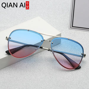 Lunettes de soleil Qian Ai Aviator, monture dorée, verres dégradés bleu rose, unisexe, protection UV à 100 % - Product Image 3
