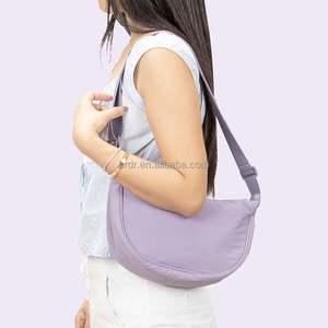 Sac bandoulière pour femme moderne et spacieux, fabriqué en nylon de haute qualité avec plusieurs poches - Product Image 2