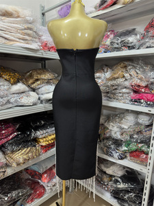 Abito da sera/cocktail da donna all'ingrosso, <span class=keywords><strong>nero</strong></span>, senza spalline, con perle e perline, aderente, a fascia, con frange a nappa - Product Image 4