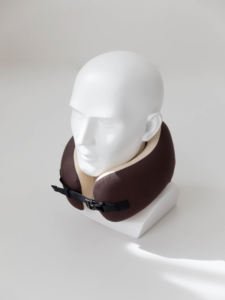 Oreiller de voyage en mousse à mémoire de forme de qualité supérieure avec sangle réglable pour un soutien portable du cou en avion, en train et en voiture - Product Image 4