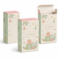 Boîte cadeau de Noël élégante et mignonne en pastel mat, luxe discret, en carton ondulé avec estampage à chaud doré.