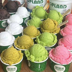 Modelo para Amantes de los Postres: Una Cucharada de Delicia de la Tradicional Heladería Italiana, Bolas de Helado Redondas y Completas en la Taza - Product Image 5