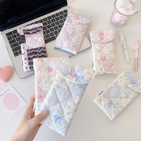 Trousse à crayons matelassée de style coréen à petits motifs floraux, sac de rangement pour crayons et stylos en coton doublé, anti-poussière pour lunettes de soleil de voyage