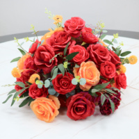 Décoration de mariage tendance automne 2026 : Boule de fleurs en soie rouge-orange, arrangement rond en forme de dôme, centre de table pour banquets et hôtels