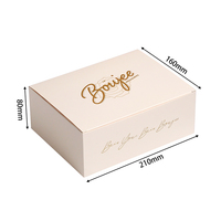 Boîte cadeau de boulangerie personnalisée beige à couvercle rabattable avec logo en feuille d'or et motif de pain imprimé à l'intérieur pour l'emballage de macarons, biscuits et pâtisseries