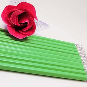 Crayons en bois HB pré-affûtés en gros à prix abordable avec corps colorés pour les projets scolaires et les cours d'art des enfants - Product Image 1