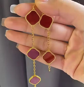 Bracelets pour femmes en acier inoxydable personnalisés en gros d'usine, trèfle à quatre feuilles, plaqué or 18 carats, édition romantique pour anniversaire - Product Image 4