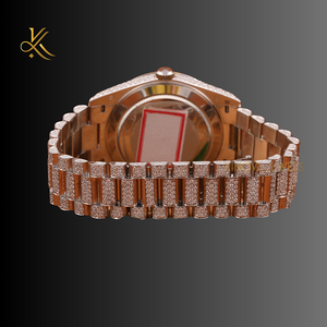 Reloj de diamantes Moissanite atemporal para mujer con características de lujo de diseño elegante e impresiones duraderas de artesanía superior - Product Image 3