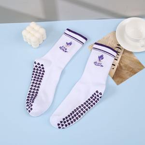 Chaussettes de Pilates antidérapantes pour femmes, chaussettes de yoga <span class=keywords><strong>à</strong></span> volants, chaussettes mi-hautes avec motif brodé et grip, cadeau idéal pour le travail et la danse - Product Image 4