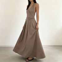 Maßgeschneidertes Damen-Kaffeebraunes Neckholder-Maxikleid Ärmellos mit Plissierter Taille Elegantes Sommer-Resort-Kleid