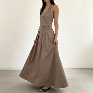 Abito lungo da donna personalizzato color caffè con scollo all'americana, senza maniche, con vita plissettata, elegante per l'estate e il resort - Product Image 2
