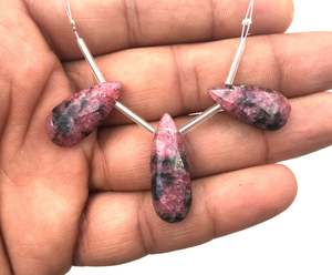 Pierre précieuse de Rhodonite naturelle 3 pièces à facettes en forme de poire perles de Briolette fabricant en gros véritable haute qualité - Product Image 2