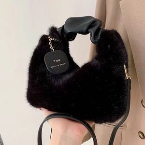 Sac à main en peluche pour <span class=keywords><strong>femme</strong></span> - Sac à bandoulière en fausse fourrure douce avec sangle amovible et poignée supérieure en cuir PU - Product Image 3