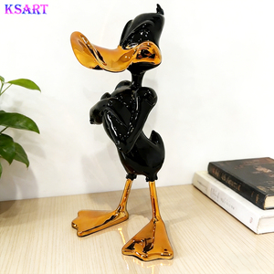 Scultura di Paperino in Resina Elettroplaccata, Bellissimo Oggetto Decorativo in Resina per Soggiorno, Regalo per le Feste - Product Image 1