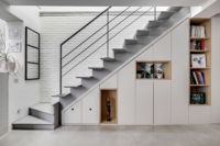 Conception d'escalier personnalisée avec rangements cachés sous