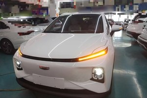 Geely Geometry E Firefly 2024 de Alta Calidad, Edición 301 km, SUV Eléctrico Compacto de 5 Plazas, Auto Usado en Venta - Product Image 2