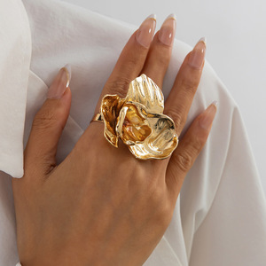 Anello di moda Punk per uomo e donna anello anello grande fiore pieno d'oro - Product Image 3