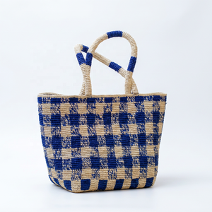 Bolso de Compras de Rafia Tejida con Diseño Geométrico Azul y Beige de ANA Madagascar, con Asa de Cuerda, Tamaño Mediano, para Uso Diario - Product Image 2