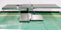 Table d'opération complète électrique avec panneau en fibre de carbone et bras en C pour radiologie et chirurgie de la colonne vertébrale