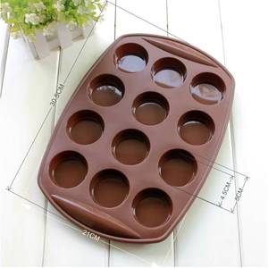 Moule en silicone classique à 12 cavités Lar pour la cuisson de gâteaux ou de chocolats, idéal pour les pains et les pâtisseries - Product Image 2