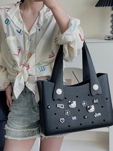 Sac de plage en EVA personnalisé avec logo, deux poignées, pliable, couleur bonbon, avec breloques en silicone, insert en pompon, perles et diamants – Vente en gros - Product Image 6