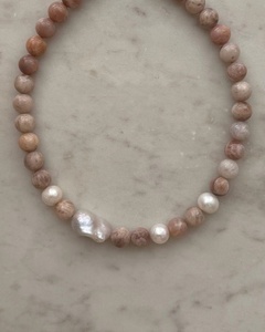 Collier ras du cou artisanal en pierres précieuses fines, avec pendentif en onyx cristal de guérison et perle baroque, bijou vintage raffiné pour elle - Product Image 2