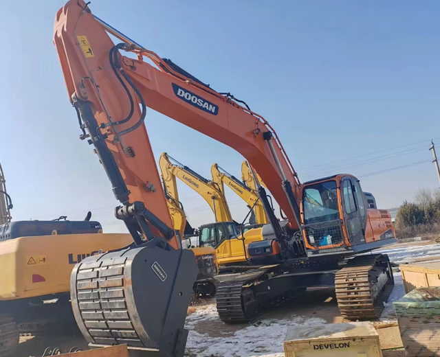 High Cost-effective Used Dx305 Japan Imported Excavator with Solid Chassis Develon Dx305lca 225 75 140 340 Excavator on Sale