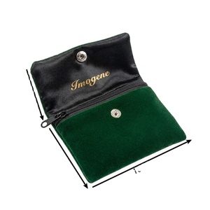 Étui à rabat personnalisé avec logo, fermeture magnétique, pochette magnétique en velours vert pour le rangement des bagues et l'emballage de bijoux - Product Image 1