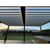 Pergola rétractable électrique en aluminium classique, imperméable et résistante au vent, avec toit à lames orientables pour jardin et cour.
