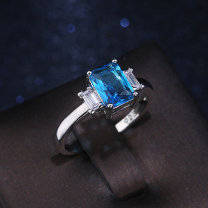 Anello minimalista in tonalità argento per donna, design scintillante con intarsi, gioielli alla moda per tutti i giorni - Product Image 1