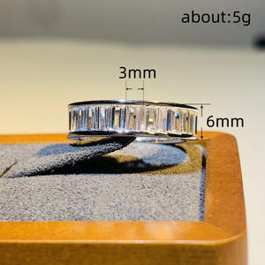 Anello Eternity Q668 in Argento 925 con Diamanti Taglio Baguette, Incastonatura a Canale, Design Geometrico, Anello Unisex per Matrimonio - Product Image 4