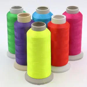 Entrega rápida lote stock 500 colores hilo de máquina de bordado chino para coser ropa