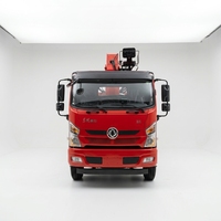 Camion-grue de chantier dédié au levage de matériaux de construction, à l'installation de structures en acier et au transport sur site
