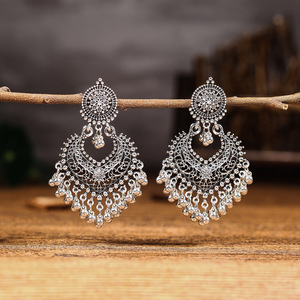Vente en gros de boucles d'oreilles indiennes en forme de cœur pour femmes boucles d'oreilles bohème en alliage ethnique petite cloche pendentif gland (KER813) - Product Image 3