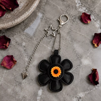 Breloque de sac moderne en cuir PU motif tournesol pour femmes et filles, avec pendentif étoile et chaîne, porte-clés et ornement floral mignon à suspendre au sac à main