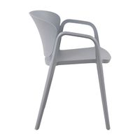 Chaise de salle à manger d'extérieur en polypropylène gris clair empilable moderne et bon marché avec accoudoirs