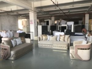 आधुनिक सोफे लिविंग रूम सोफा डिजाइनर मॉडल विला मखमली कपड़े लिविंग रूम फर्नीचर सोफे के साथ स्टेनलेस स्टील बेल्ट सोफा सेट - Product Image 2