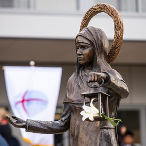 Escuela católica personalizada estatua <span class=keywords><strong>de</strong></span> tamaño real bronce <span class=keywords><strong>Santa</strong></span> Catalina <span class=keywords><strong>de</strong></span> <span class=keywords><strong>Siena</strong></span> estatua un faro <span class=keywords><strong>de</strong></span> luz - Product Image 2