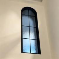 Fenêtre fixe en aluminium à rupture de pont thermique avec grille décorative, verre à contrôle solaire, design transitoire – Solution complète pour projets