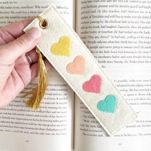 Marcapáginas de Fieltro Hecho a Mano, Regalo para Lectores, Regalo para Estudiantes, Diseño de Corazón, Regalo de Aniversario Escolar - Product Image 1