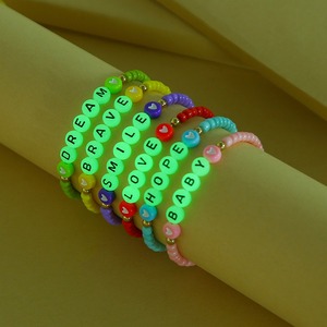 Braccialetti Luminosi Colorati all'Ingrosso, Regali di Amicizia Fluorescenti, Braccialetti con Perline a Forma di Lettera e Cuore per Ragazze, Donne, Scuola, Adolescenti, Feste - Product Image 1