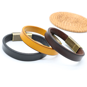 Bracelet <span class=keywords><strong>en</strong></span> cuir <span class=keywords><strong>en</strong></span> acier inoxydable pour hommes à la mode avec plaqué <span class=keywords><strong>or</strong></span> Bracelets polyvalents à boucle gravée au design simple à la mode - Product Image 1